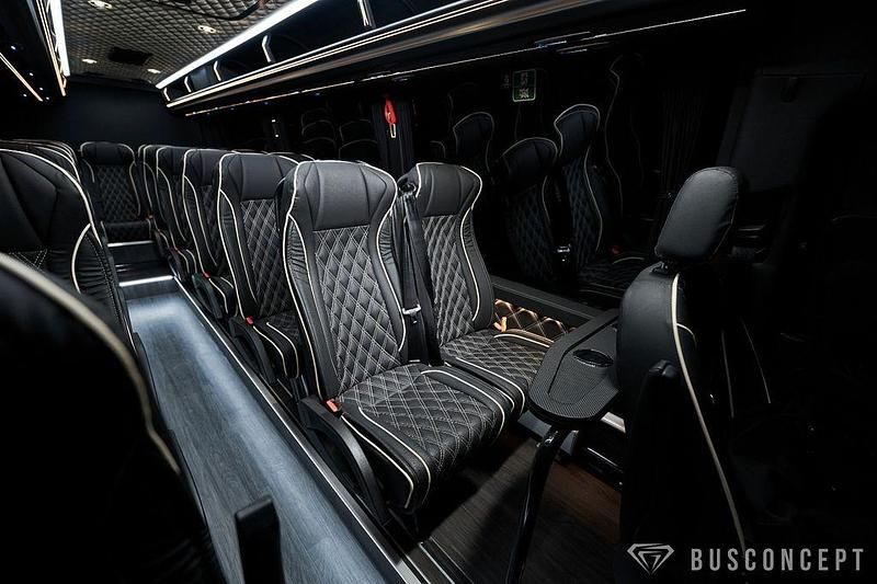 Gebraucht Mercedes Sprinter 190 PS (139 kW) 2024 Schwarz Van