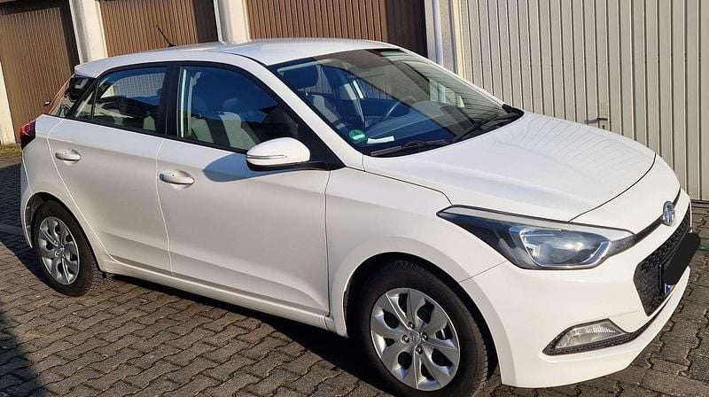 Weiß Gebraucht 2016 Hyundai i20 Classic Limousine | 6.750 € (Fairer Preis) - Bild 1/4
