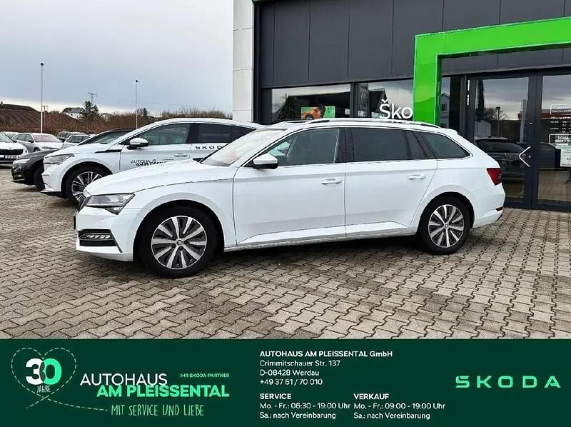 Weiß Gebraucht 2022 Skoda Superb Style Kombi | 30.870 € (Teuer) - Bild 1/4