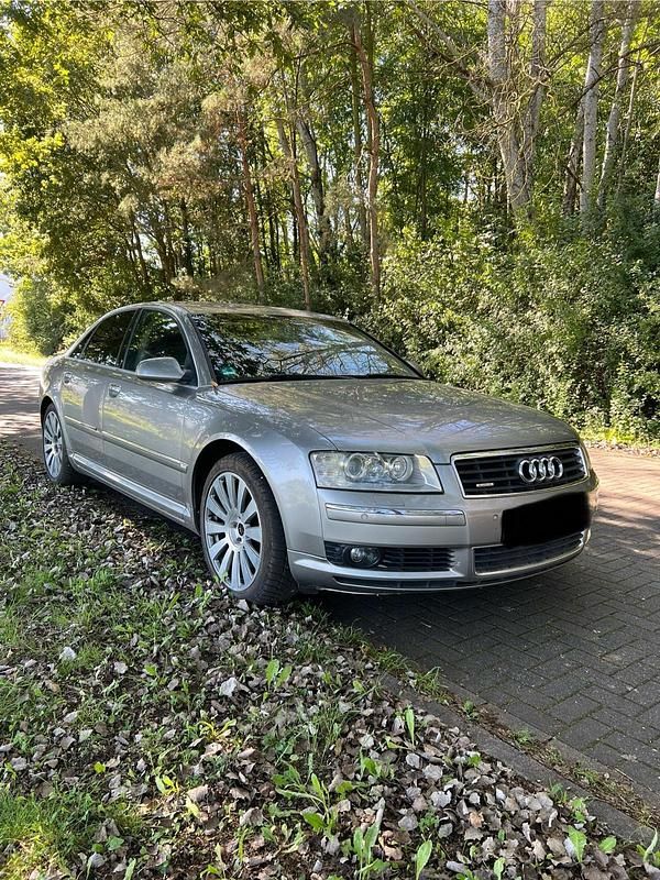 Grau Gebraucht 2003 Audi A8 Limousine | 3.900 € - Bild 1/4
