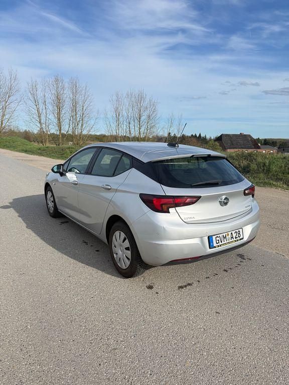 Używany Opel Astra Selection 105 KM (77 kW) 2016 Srebrny Sedan/Limuzyna