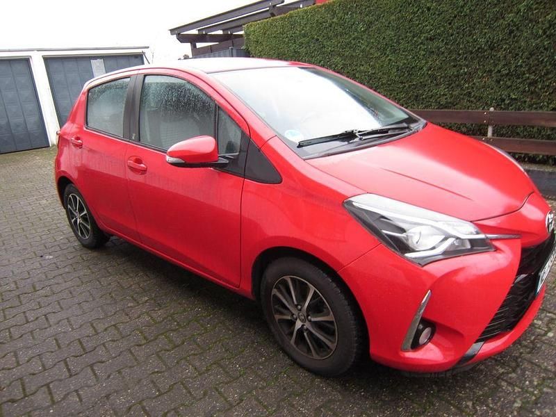 Gebraucht Toyota Yaris 111 PS (81 kW) 2017 Rot Limousine