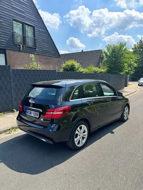 Gebraucht Mercedes B200 156 PS (114 kW) 2017 Schwarz Van / Kleinbus