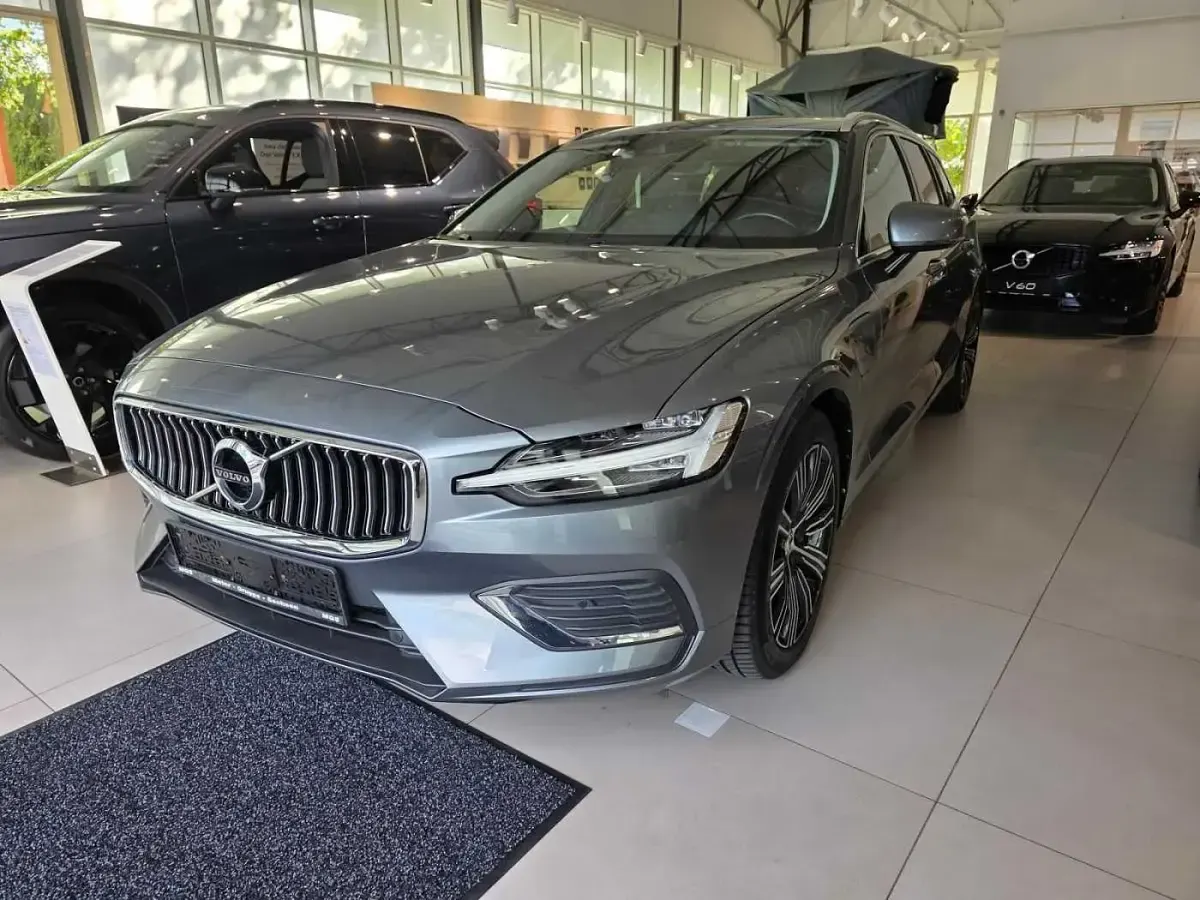 Gebraucht Volvo V60 Inscription 253 PS (186 kW) 2020 Osmium grey metallic / metallic Kombi