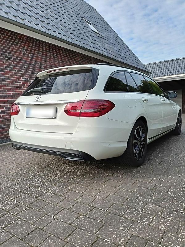 Gebraucht Mercedes C180 Night 156 PS (114 kW) 2019 Weiß Kombi