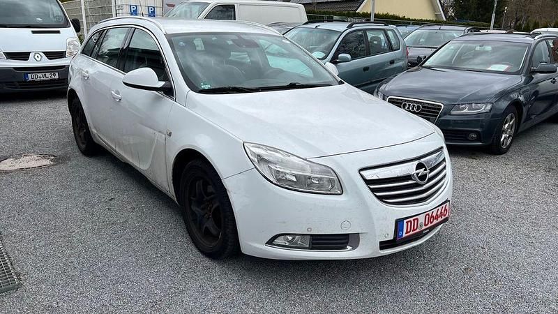 Gebraucht Opel Insignia Edition 131 PS (96 kW) 2012 Weiß Kombi