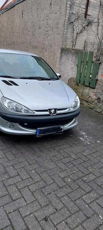 Gebraucht Peugeot 206 68 PS (50 kW) 2009 Silber Kleinwagen