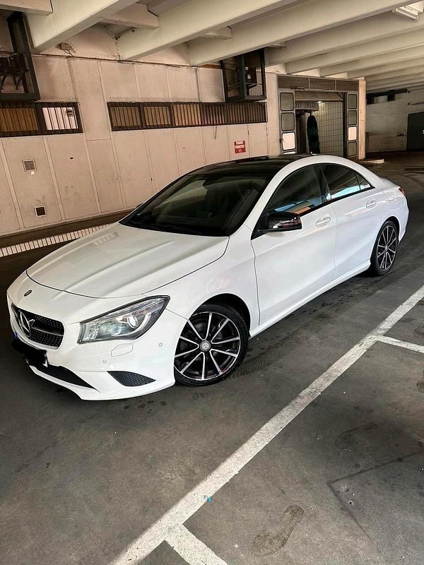 Weiß Gebraucht 2013 Mercedes CLA200 Urban Coupé | 16.500 € (Etwas zu teuer) - Bild 1/4