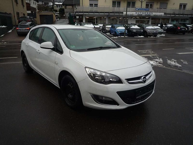 Gebraucht Opel Astra 101 PS (74 kW) 2013 Schneeweiss/summitwhite/arctic Kleinwagen