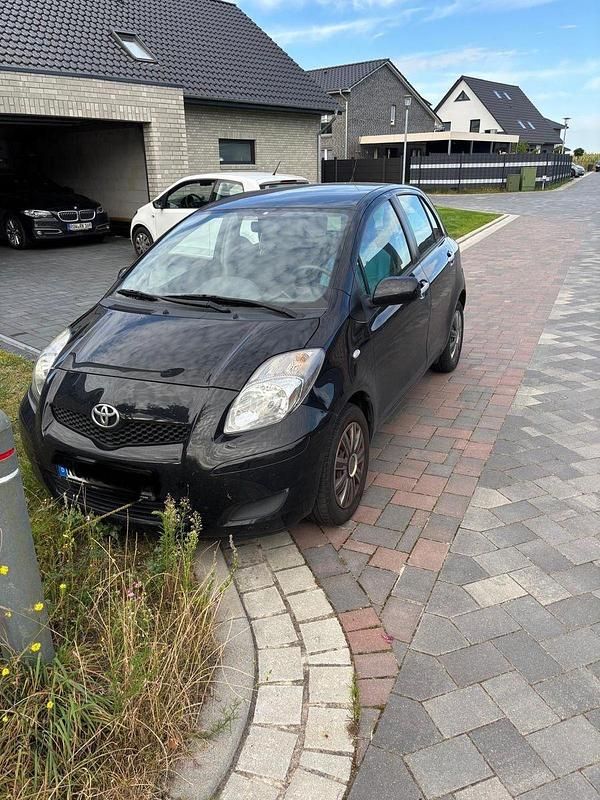 Schwarz Gebraucht 2011 Toyota Yaris Kleinwagen | 2.777 € (Fairer Preis) - Bild 1/4