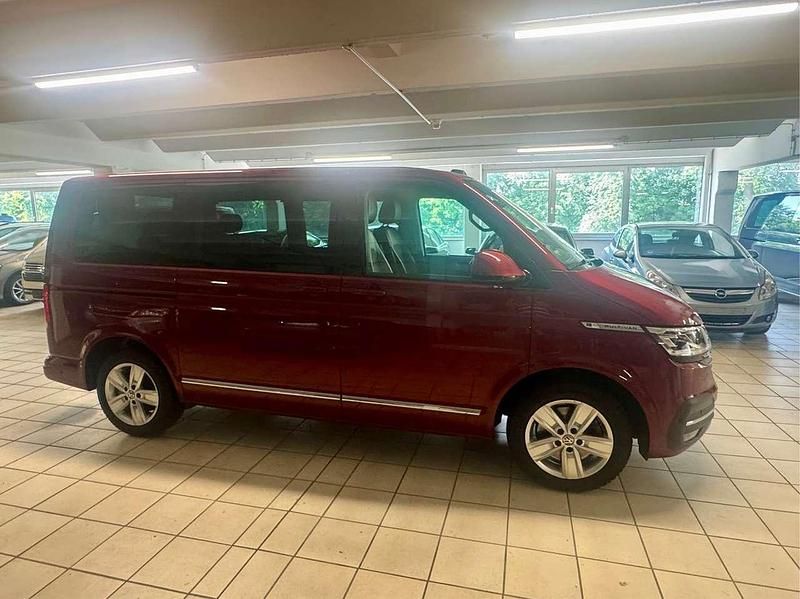 Używany VW Multivan Highline 204 KM (150 kW) 2022 Czerwony Minivan