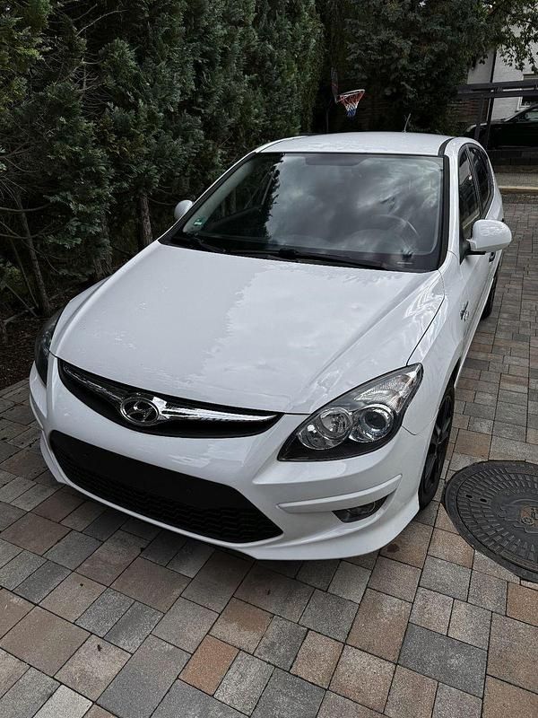 Weiß Gebraucht 2010 Hyundai i30 Classic Kleinwagen | 4.290 € (Fairer Preis) - Bild 1/4