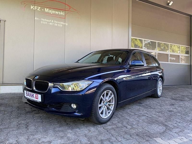 Blau Gebraucht 2013 BMW 320 Performance Kombi | 10.999 € (Fairer Preis) - Bild 1/4