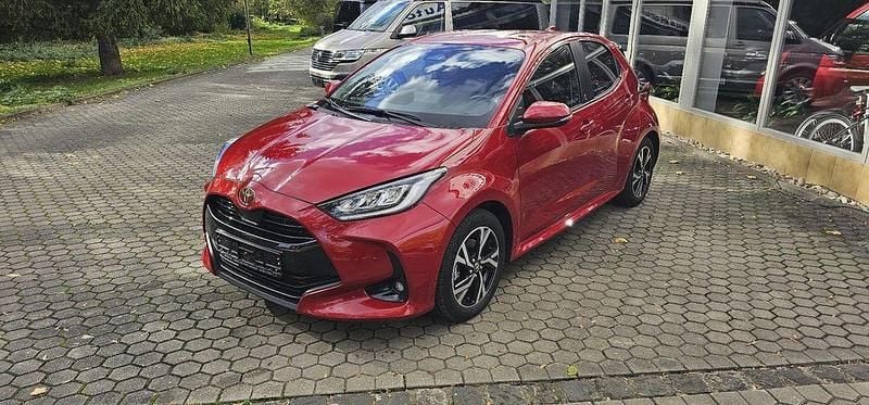 Emotional red2 Gebraucht 2024 Toyota Yaris Hybrid Team Limousine | 20.690 € (Superpreis) - Bild 1/4
