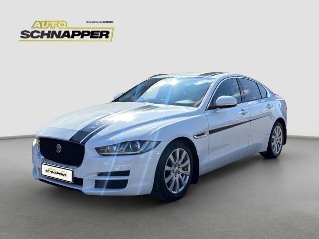Weiß Gebraucht 2016 Jaguar XE Pure Limousine | 11.660 € - Bild 1/4