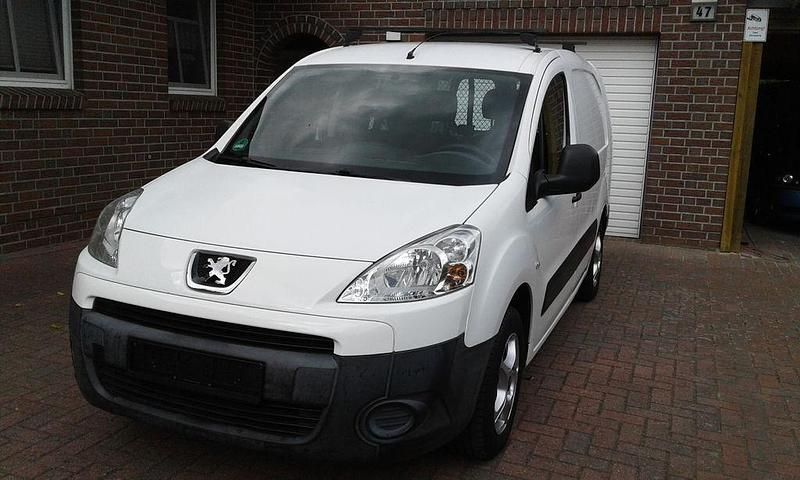 Weiß Gebraucht 2011 Peugeot Partner Comfort Van / Kleinbus | 4.700 € (Fairer Preis) - Bild 1/4