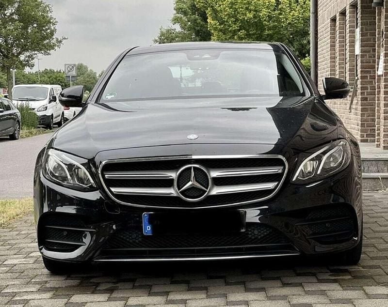 Schwarz Gebraucht 2016 Mercedes E220 AMG line Limousine | 24.500 € (Fairer Preis) - Bild 1/4