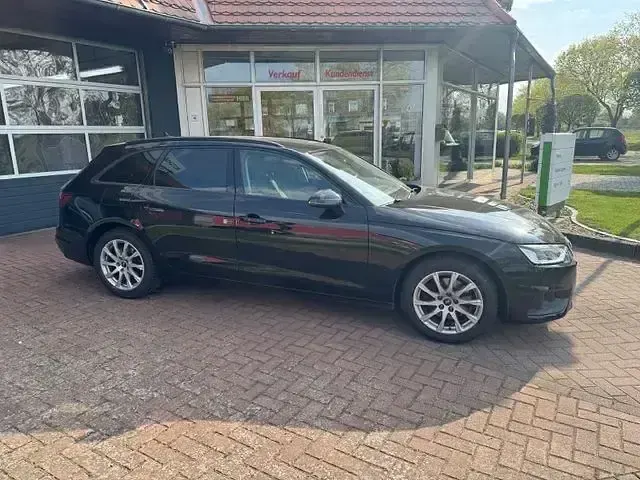 Używany Audi A4 Basis 150 KM (110 kW) 2022 Czarny Kombi