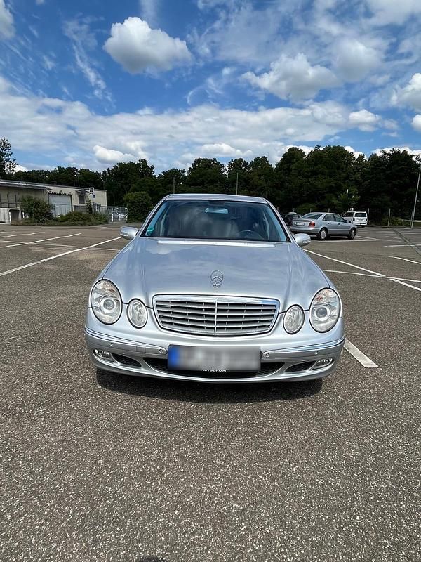 Gebraucht Mercedes E220 150 PS (110 kW) 2005 Silber Limousine