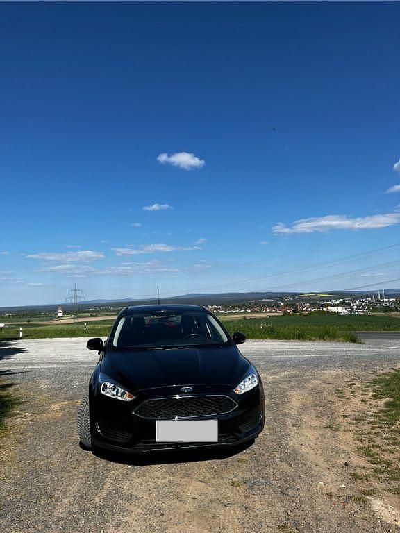 Schwarz Gebraucht 2015 Ford Focus Trend Limousine | 6.100 € (Guter Preis) - Bild 1/4