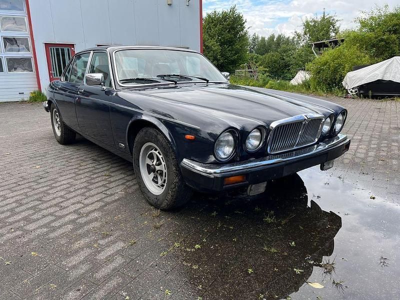 Blau Gebraucht 1984 Jaguar XJ12 Limousine | 3.690 € - Bild 1/4