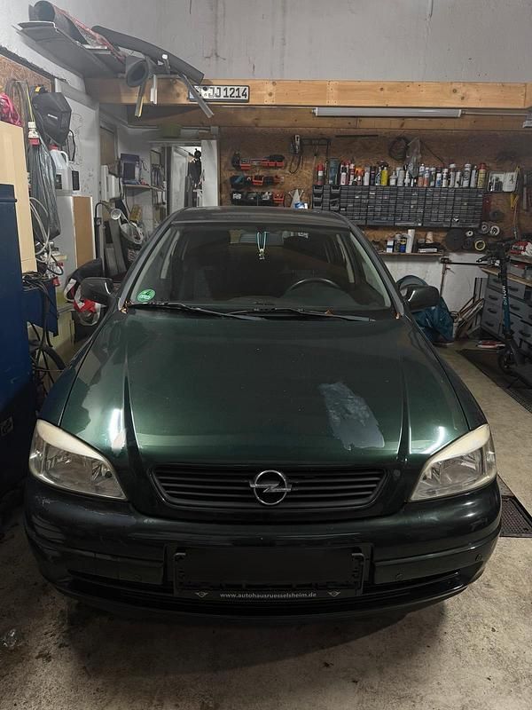 Grün Gebraucht 1999 Opel Astra Limousine | 1.300 € (Superpreis) - Bild 1/4