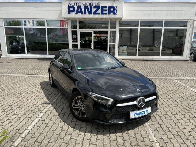 Kosmosschwarz Gebraucht 2019 Mercedes A180 Style Limousine | 21.490 € (Etwas zu teuer) - Bild 1/4