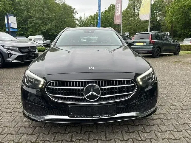 Gebraucht Mercedes E220 Avantgarde 200 PS (147 kW) 2022 Schwarz Limousine