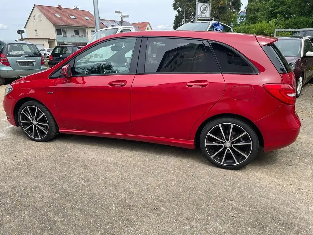 Gebraucht Mercedes B200 156 PS (114 kW) 2012 Rot Kleinwagen