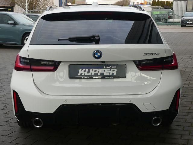 Gebraucht BMW 330e Performance 292 PS (214 kW) 2024 Alpinweiã 3 Kombi