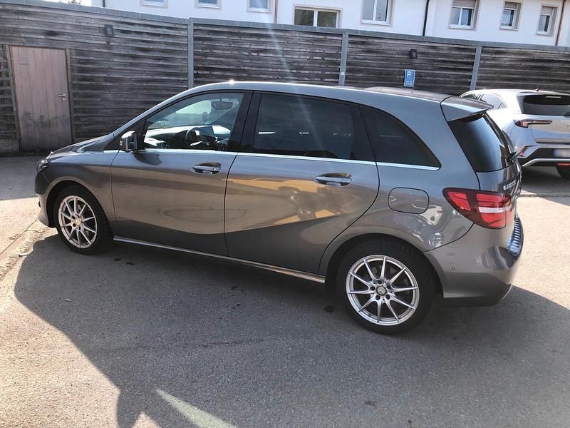 Gebraucht Mercedes B220 177 PS (130 kW) 2015 Grau Kleinwagen