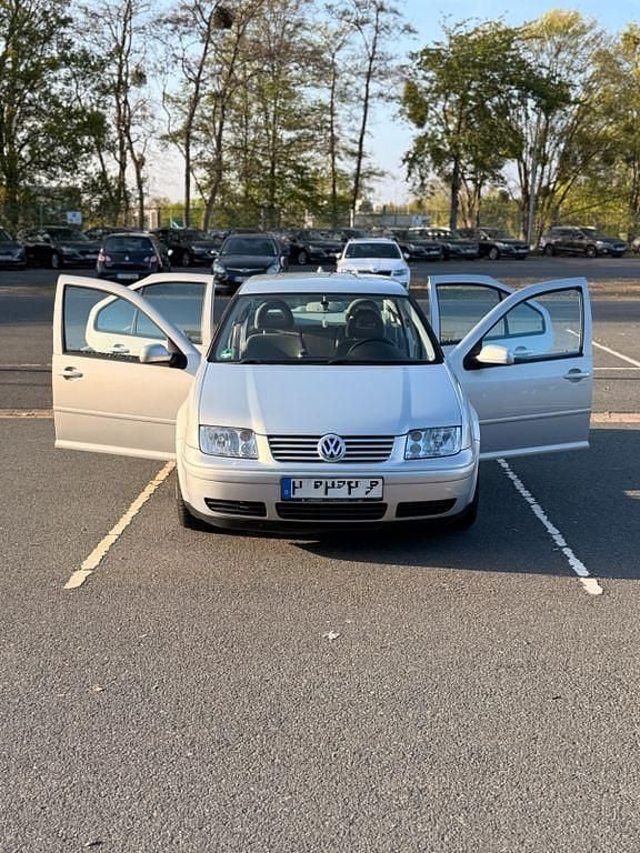 Second-hand VW Bora 101 CP (74 kW) 2000 Argintiu Berlinǎ