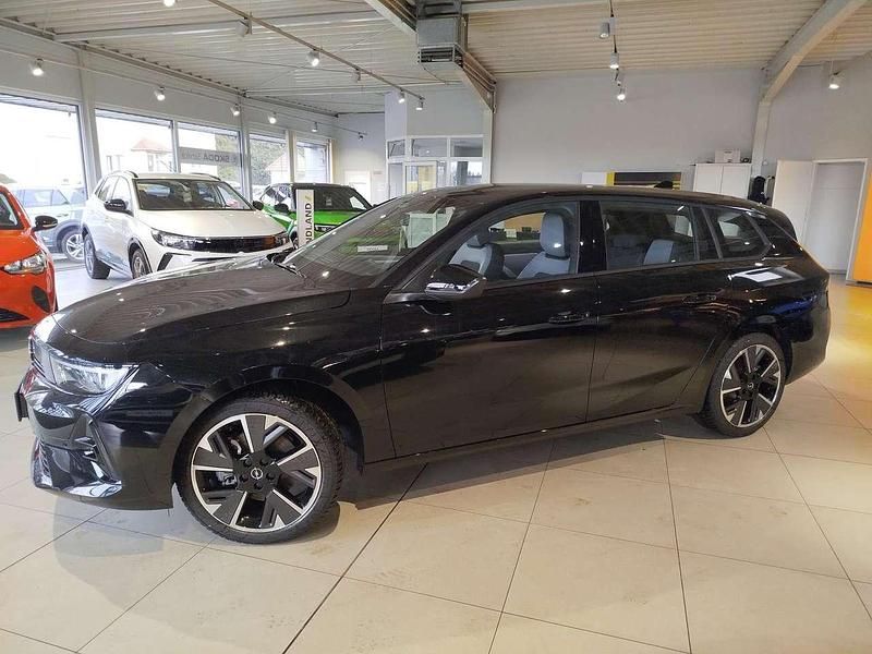 Neu Opel Astra Basis 114 kW (156 PS) 2026 Lackierung schwarz perla nera/typ aussenverkleidung metallic perlmutt Kombi