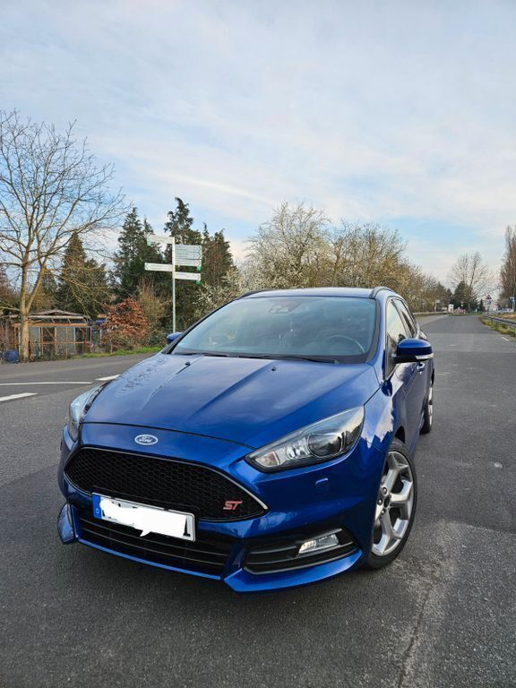 Blau Gebraucht 2017 Ford Focus Sport Kombi | 11.999 € (Guter Preis) - Bild 1/4