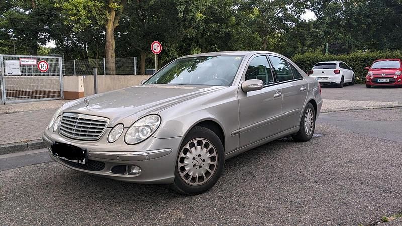 Beige Gebraucht 2005 Mercedes E350 Limousine | 6.900 € (Fairer Preis) - Bild 1/4