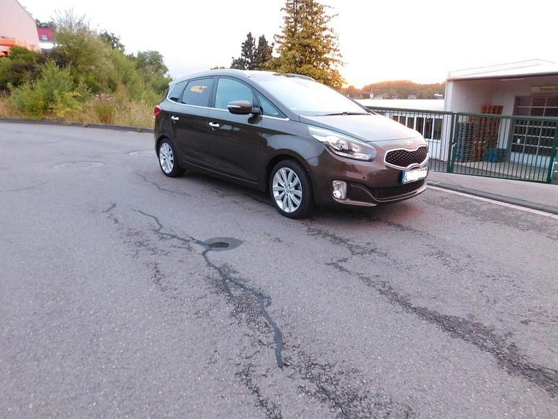 Braun Gebraucht 2017 Kia Carens Spirit Van / Kleinbus | 10.800 € (Fairer Preis) - Bild 1/4