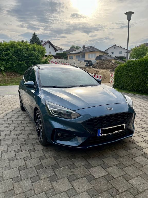 Blau Gebraucht 2019 Ford Focus ST-Line Limousine | 14.800 € (Fairer Preis) - Bild 1/4