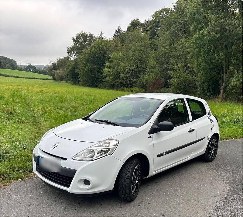 Weiß Gebraucht 2012 Renault Clio III Kleinwagen | 3.800 € (Fairer Preis) - Bild 1/4