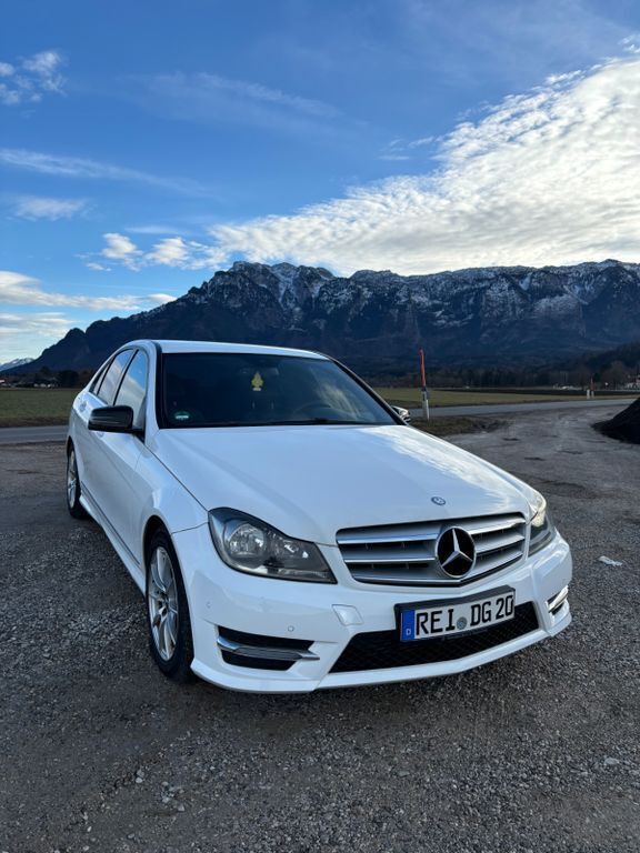 Weiß Gebraucht 2013 Mercedes C200 AMG Limousine | 11.950 € (Teuer) - Bild 1/4