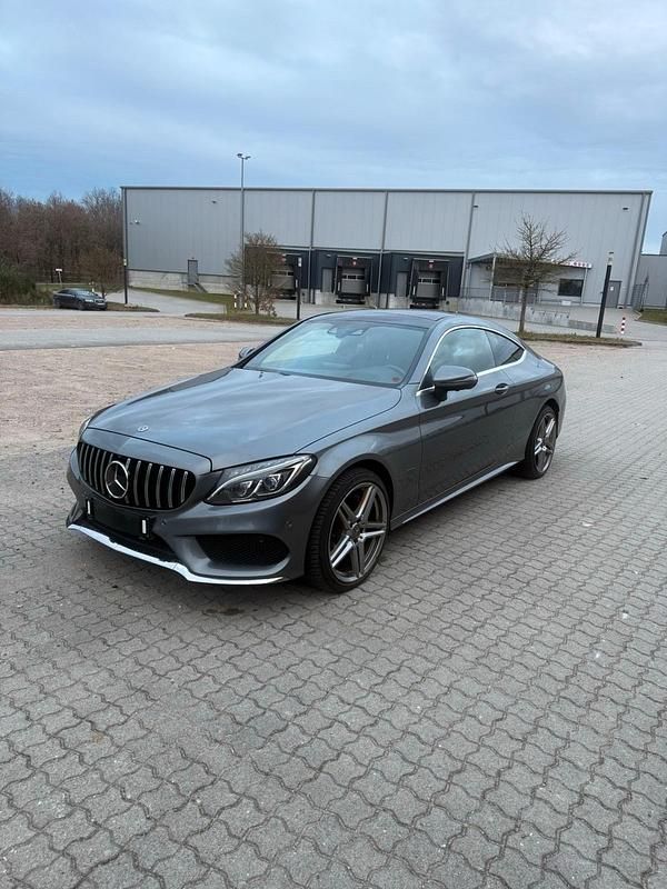 Grau Gebraucht 2018 Mercedes C300 AMG line Coupé | 25.999 € (Fairer Preis) - Bild 1/4