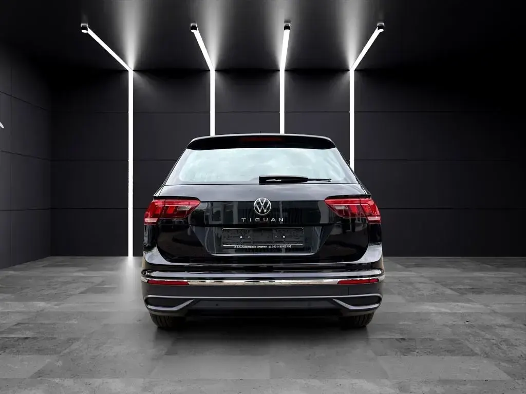 Gebraucht VW Tiguan Life 150 PS (110 kW) 2022 Deep black perleffek (metallic) SUV