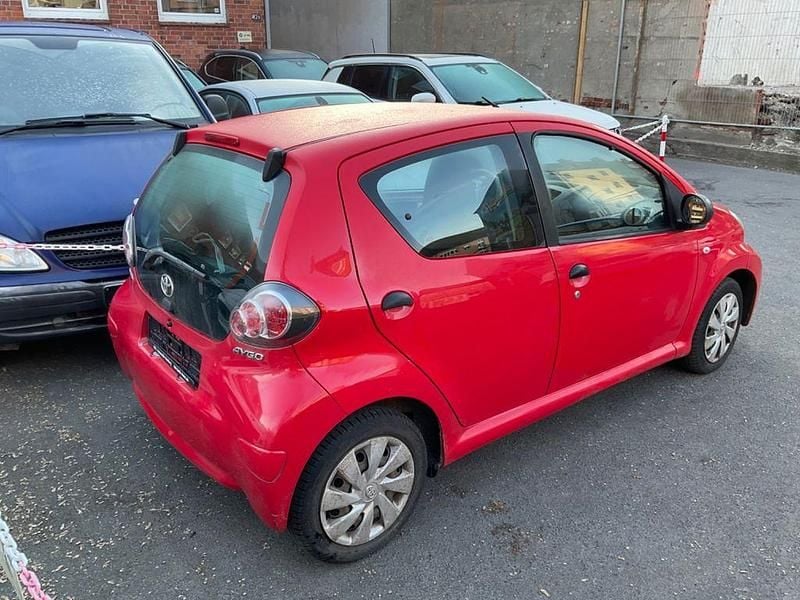 Gebraucht Toyota Aygo Basis 68 PS (50 kW) 2014 Rot Kleinwagen