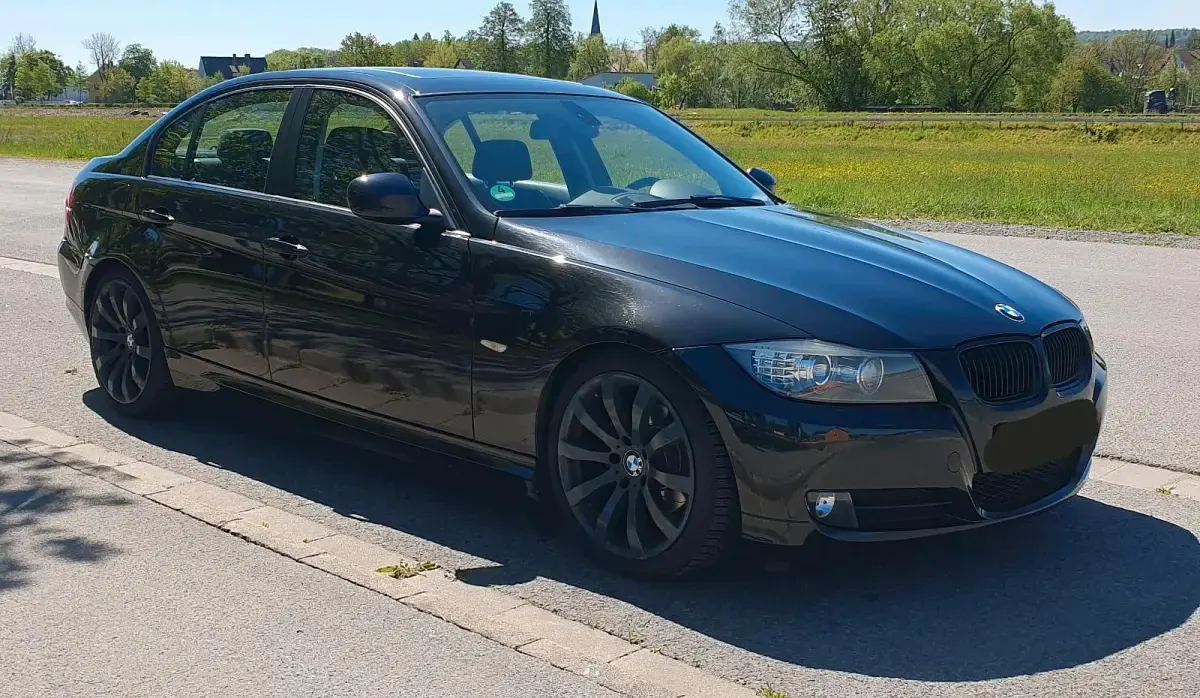 Gebraucht BMW 318 143 PS (105 kW) 2011 Schwarz Limousine