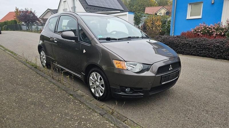 Grau Gebraucht 2012 Mitsubishi Colt Edition Limousine | 3.490 € (Fairer Preis) - Bild 1/4