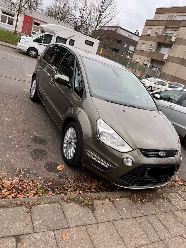 Grün Gebraucht 2012 Ford S-MAX Titanium Van / Kleinbus | 12.000 € (Teuer) - Bild 1/4