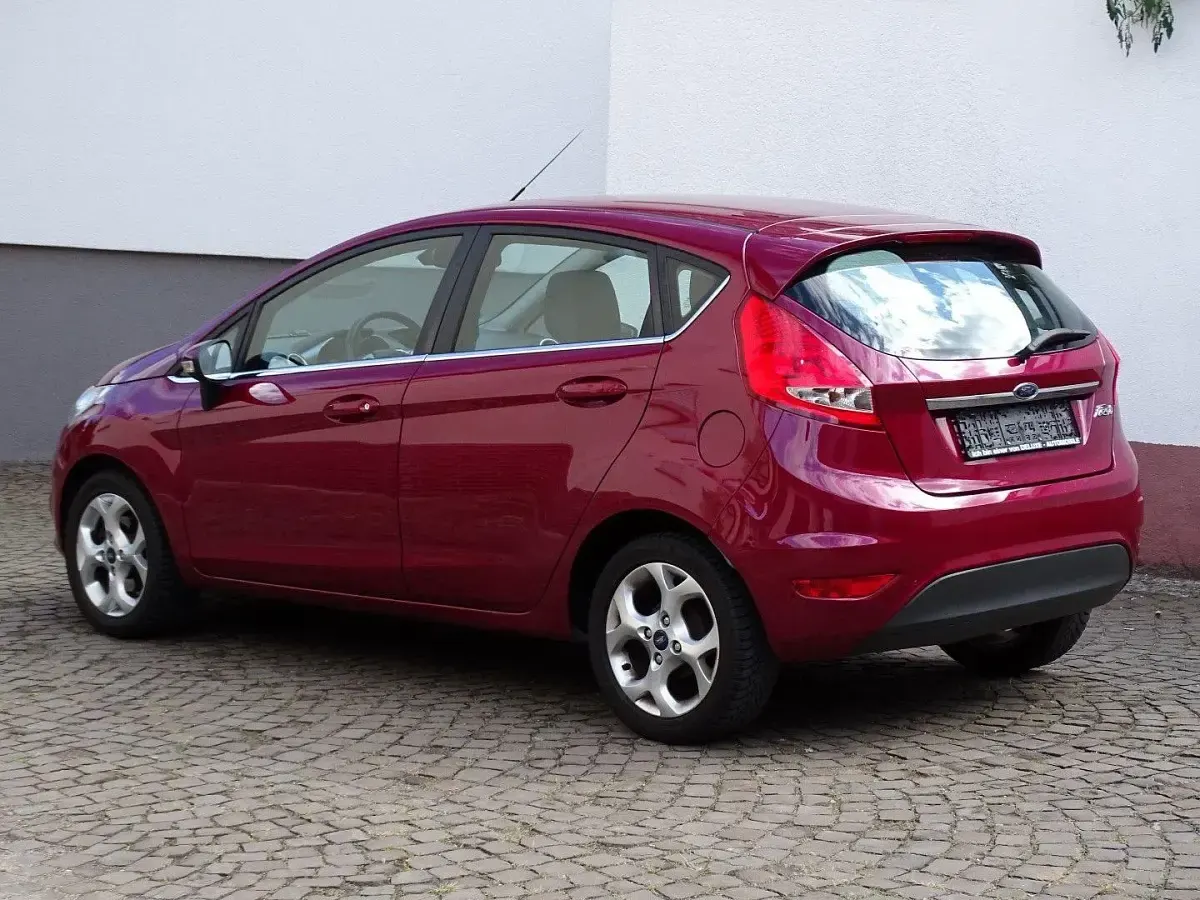 Gebraucht Ford Fiesta Titanium 97 PS (71 kW) 2009 Violett Kleinwagen