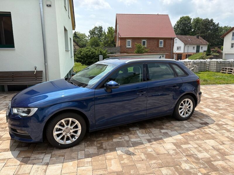 Blau Gebraucht 2014 Audi A3 Sportback Attraction Limousine | 5.490 € (Superpreis) - Bild 1/4