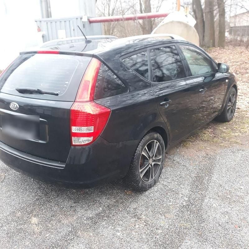 Usado Kia Ceed 90 HP (66 kW) 2011 Preto Citadino