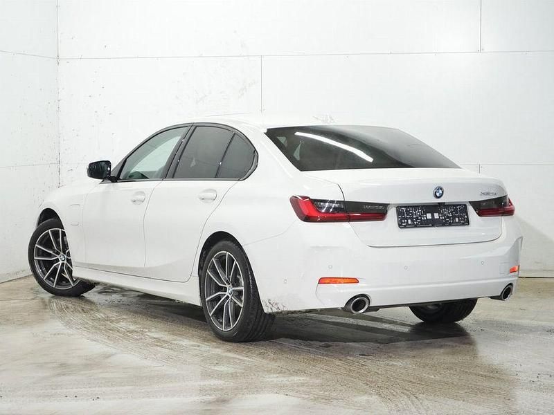 Gebraucht BMW 330e Sport Line 292 PS (214 kW) 2024 Schwarz Limousine