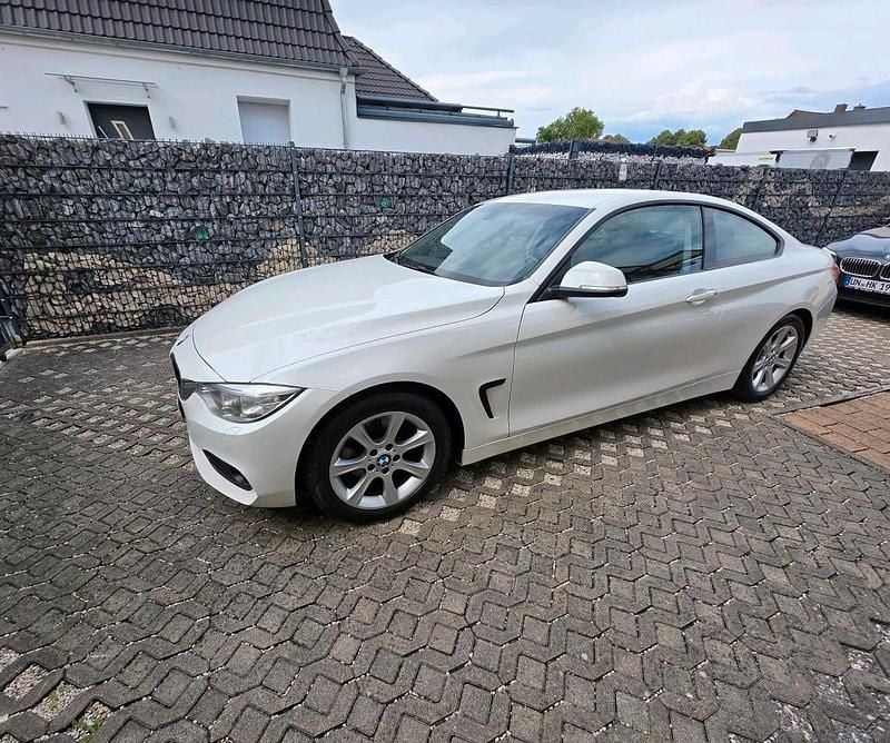 Weiß Gebraucht 2013 BMW 420 Coupé | 13.800 € - Bild 1/4